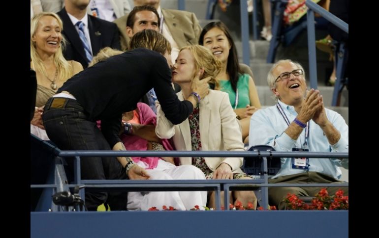 A petición del público, Keith Urban besa a su esposa Nicole Kidman. AP  /