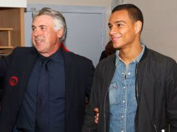 Ancelotti, entrenador del PSG, presentó a Gregory Van der Wiel como nuevo refuerzo del equipo parisino (twitter @Voetbalzones) ESPECIAL  /