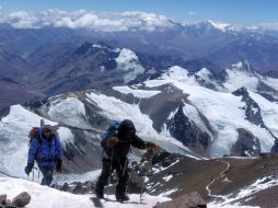 Montañistas suben a la cima del Aconcagua, el mayor pico del continente americano. ARCHIVO  /