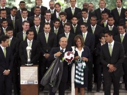 El Presidente, junto con su esposa Margarita Zavala, recibieron este lunes en Palacio Nacional al equipo Santos Laguna. EL UNIVERSAL  /