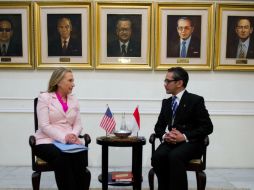 La secretaria de Estado estadounidense, Hillary Clinton con su homólogo indonesio, Marty M. Natalegawa. REUTERS  /