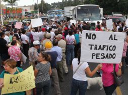 Habitantes del fraccionamiento Revolución obstruyeron los cinco carriles de un sentido de la carretera.  /