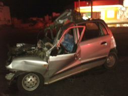 El automóvil Dodge Atos se impactó contra el carguero.  /