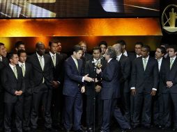 Alejandro Irarragorri (c-i) y  Benjamin Galindo (c) reciben el trofeo que los acredita como campeones del Torneo Clausura 2012. EFE  /