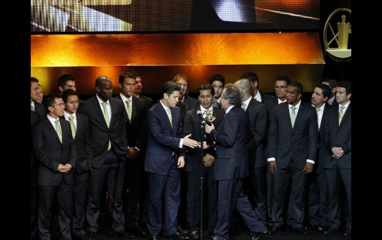 Alejandro Irarragorri (c-i) y  Benjamin Galindo (c) reciben el trofeo que los acredita como campeones del Torneo Clausura 2012. EFE  /