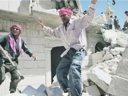 Residentes sirios inspeccionan un edificio residencial destruido tras un ataque aéreo del régimen en Al-Bab, en la provincia de Alepo.  /