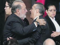 Carlos Slim saluda a priista Manlio Fabio Beltrones, previo al mensaje del Presidente Felipe Calderón. EL UNIVERSAL  /