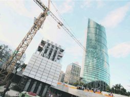 La Estela de Luz es el ejemplo de las grandes obras del sexenio: se retrasó más de un año y costó 163% más de lo estimado.  /