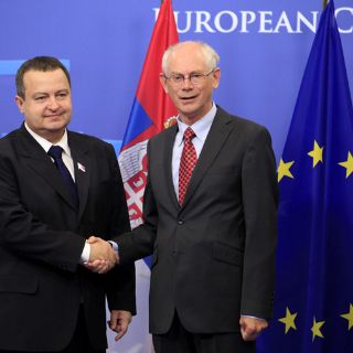 Serbia debe mejorar relaciones con Kosovo para integrar UE: Van Rompuy