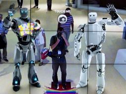 Robots virtuales aparecen en espejos tecnológicos a la entrada de la IFA de Berlín. AFP  /