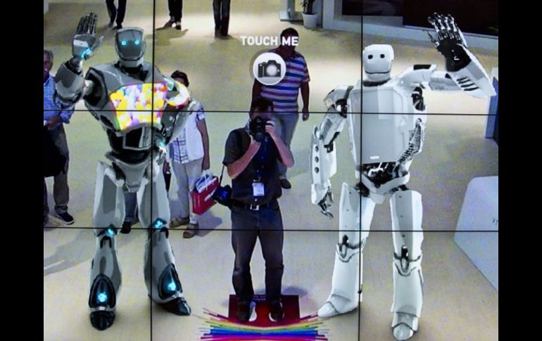 Robots virtuales aparecen en espejos tecnológicos a la entrada de la IFA de Berlín. AFP  /