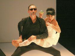 Sol Pico acompañada en el escenario por Carlos Fernández Fuentes. EFE  /