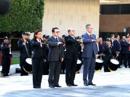 Aleida Alavez, Francisco Arroyo, Jesús Murillo Karam y José González Morfin, durante la ceremonia de Izamiento de Bandera. NOTIMEX  /
