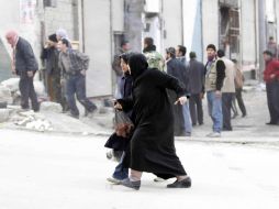 Ciudadanos sirios se han visto obligados a abandonar su país debido a los violentos enfrentamientos entre grupos opositores. ARCHIVO  /