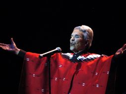 La cantante fue inmortalizada con su clásico poncho rojo y la pose que la caracteriza. ARCHIVO  /