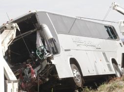 Un camión se pasajeros se estrelló contra una pipa de agua. ARCHIVO  /
