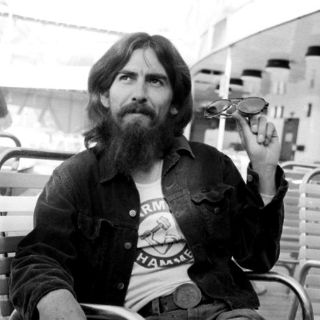 Subastan chaqueta de cuero de George Harrison