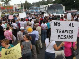 Vecinos del Fraccionamiento Revolución mantuvieron cerrada ayer por más de una hora un carril de carretera Chapala. ARCHIVO  /