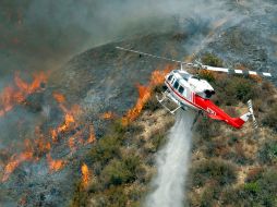 En las labores de contención participan helicópteros, aviones cisterna y decenas de unidades terrestres. AP  /