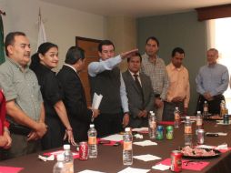 Eduardo Almaguer entregó el documento oficial que otorga ese nombramiento a Miguel Castro.  /