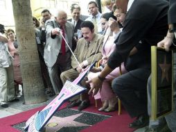 El cantante de música mexicana, Antonio Aguilar, en el paseo de la fama, en Los Ángeles. ARCHIVO  /