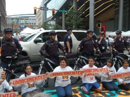 Los agentes del Departamento de Policía advirtieron en tres ocasiones a los manifestantes que estaban bloqueando la vía pública . EFE  /