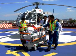 La joven de 27 años de edad llegó  para ser atendida, al helipuerto del Hospital Civil Fray Antonio Alcalde. ESPECIAL  /