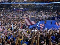 Los asistentes a la convención del partido Demócrata agitan banderas y hacen proclamas. EFE  /