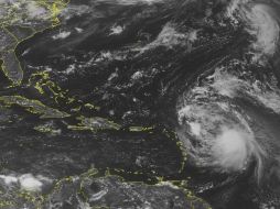 Se espera que el fenómeno meteorológico mantenga su lento avance errático con pocos cambios en la intensidad de sus vientos. AP  /