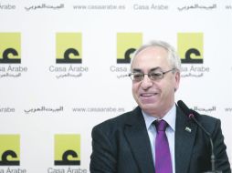 El presidente del Consejo Nacional Sirio, Abdulbaset  Sieda, sonríe durante una conferencia de prensa, en la Casa Árabe, en Madrid. AFP  /