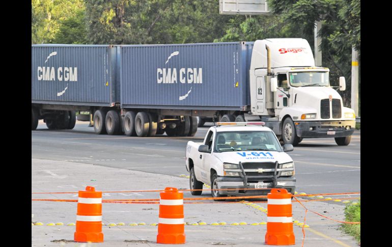 Autoridades estatales y municipales aceptaron prohibir el paso de vehículos pesados por la lateral de la carretera Chapala-Guadalajara.  /
