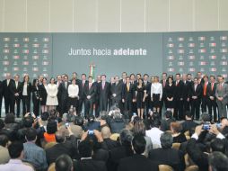 El presidente electo Enrique Peña Nieto se toma la foto del recuerdo con sus colaboradores. NTX  /