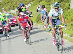 Con todo. Alberto Contador (der.) intenta incrementar la distancia respecto a  Joaquim “Purito” Rodríguez. AP  /