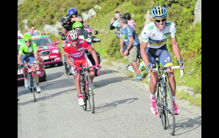 Con todo. Alberto Contador (der.) intenta incrementar la distancia respecto a  Joaquim “Purito” Rodríguez. AP  /