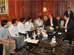 Un ejemplo podría ser el siguiente: ''Los directivos quisieron congratularse con ellos por su gran logro''. ESPECIAL  /