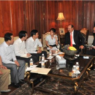 Fundéu BBVA: ''congratularse por'' o ''de algo'', no ''congratularse con algo''