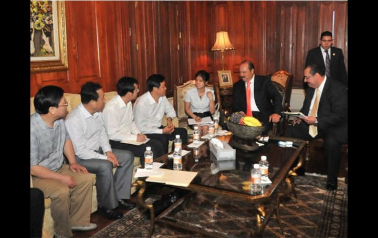 Un ejemplo podría ser el siguiente: ''Los directivos quisieron congratularse con ellos por su gran logro''. ESPECIAL  /