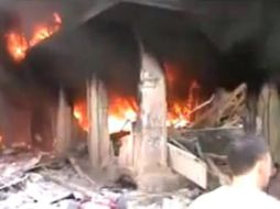 Un edificio en llamas tras ser bombardeado por el Ejército sirio, en Alepo. EFE  /