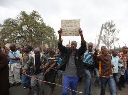 Varios mineros sudafricanos amenazaron con quemar la mina de Marikana durante una marcha de protesta. REUTERS  /