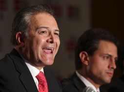 El ex jefe de la Policía Nacional de Colombia, Óscar Naranjo (i), con Enrique Peña Nieto. EFE  /