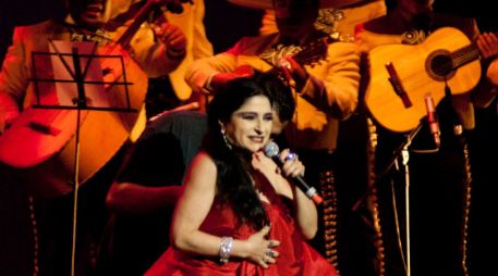 Astrid Hadad durante su participación en el homenaje. ARCHIVO  /