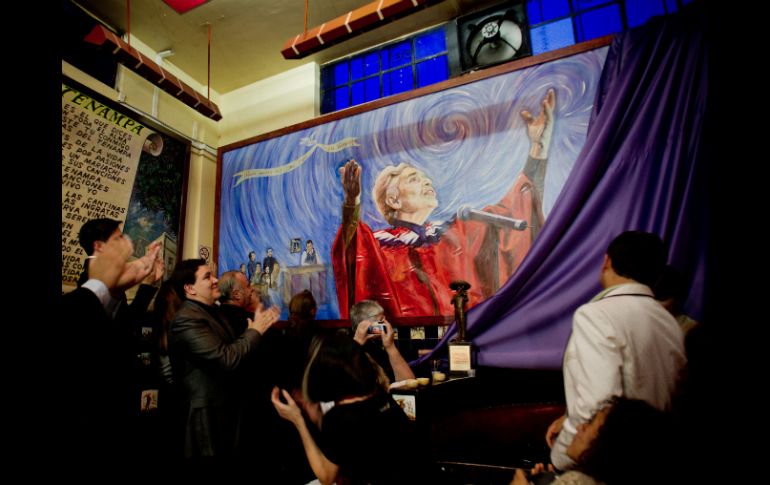 Becarios de la Residencia de Estudiantes revelan la obra conmemorativa de Vargas. XINHUA  /