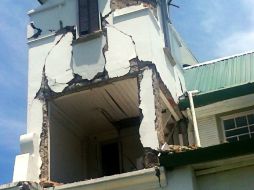 Detalle de los daños en la fachada de una iglesia cercana al epicentro del sismo de 7.6 en la escala de Richter en Costa Rica. EFE  /