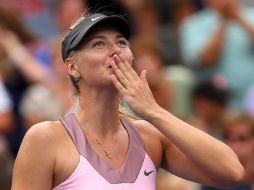María Sharapova reparte besos luego de su pase a las semifinales del torneo. AFP  /