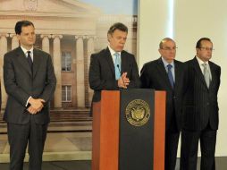 El presidente de Colombia (c) confirmó en Bogotá que las negociaciones formales de paz comenzarán en octubre en Noruega. EFE  /