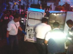 Fue levantado por personal del Instituto Jalisciense de Ciencias Forenses (IJCF) para llevarlo a la morgue del Semefo.  /