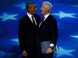 El presidente Barack Obama abraza al ex mandatario Bill Clinton. REUTERS  /