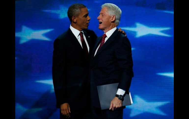 El presidente Barack Obama abraza al ex mandatario Bill Clinton. REUTERS  /