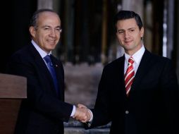 El Presidente Felipe Calderón estrecha la mano del presidente electo de México, Enrique Peña Nieto. REUTERS  /