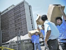 Personal médico desaloja equipo del hospital “Monseñor Sanabria”, de la localidad de Puntarenas, en Costa Rica. XINHUA  /